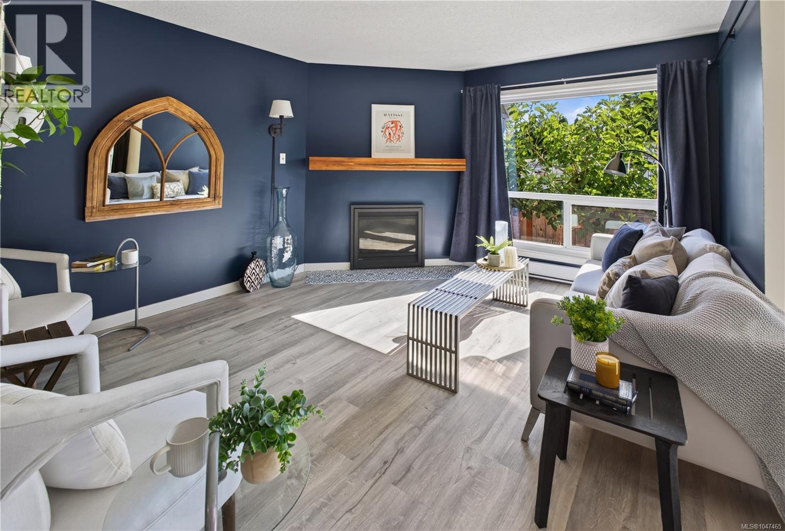 8 947 Caledonia Ave, Victoria