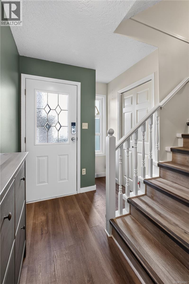 #8 947 Caledonia Ave - 23
