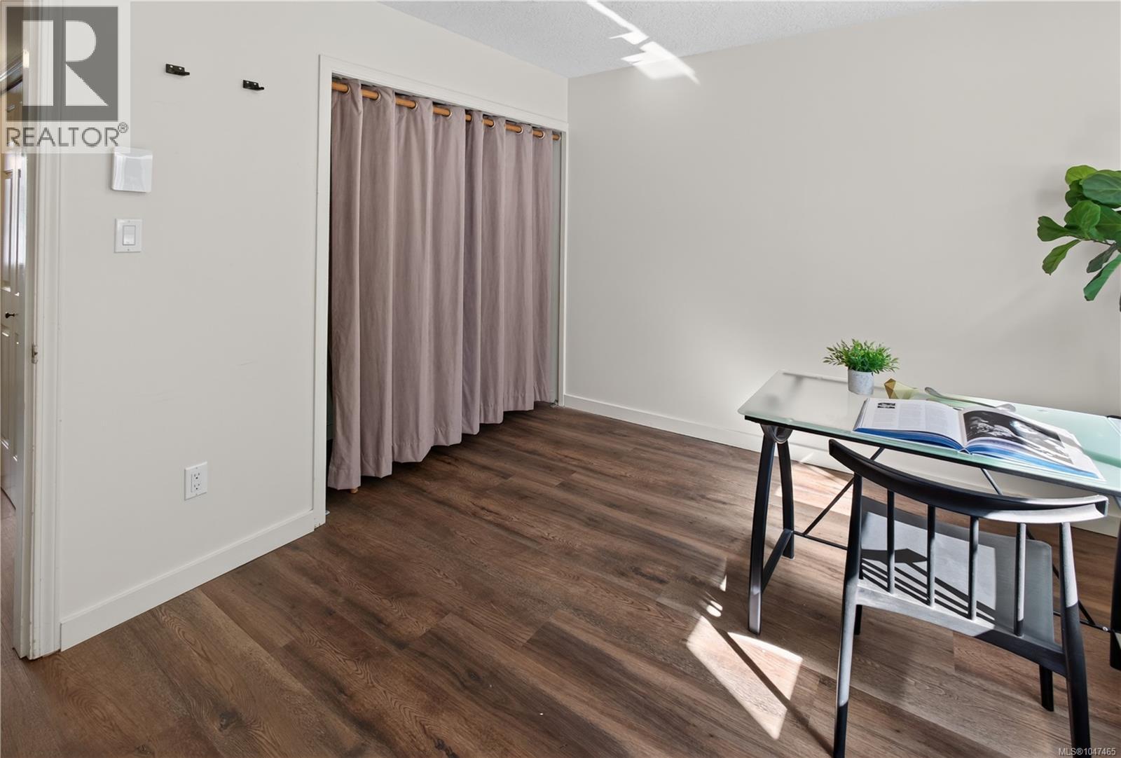 #8 947 Caledonia Ave - 26