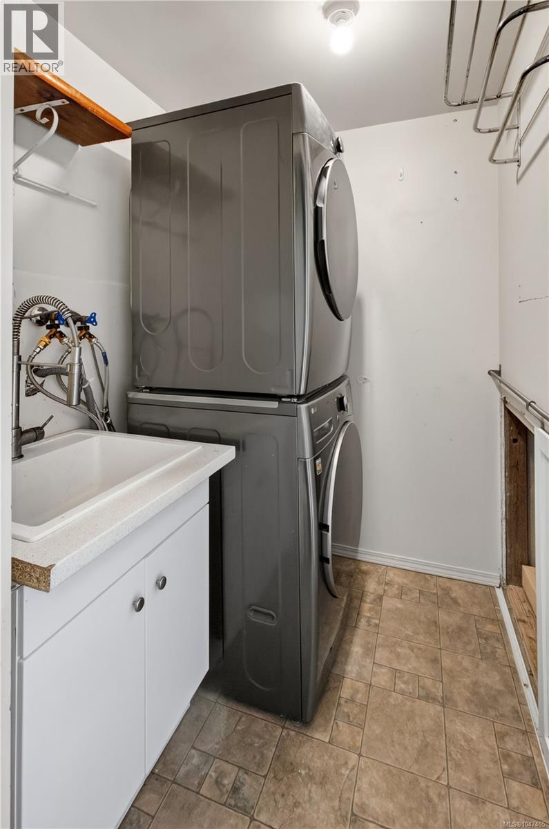 #8 947 Caledonia Ave - 27