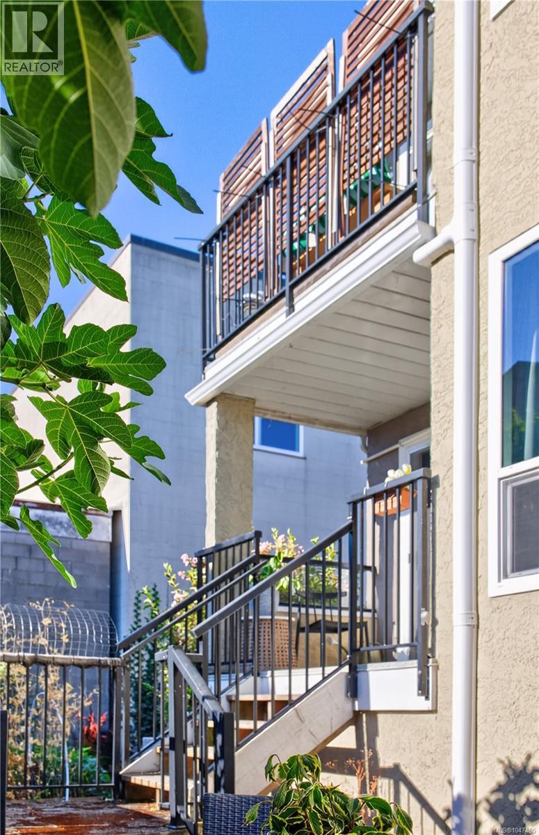 #8 947 Caledonia Ave - 30