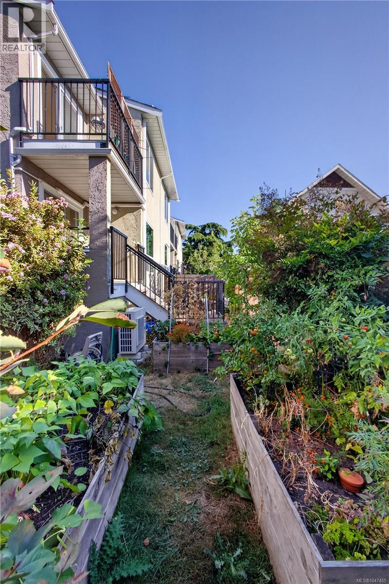#8 947 Caledonia Ave - 8