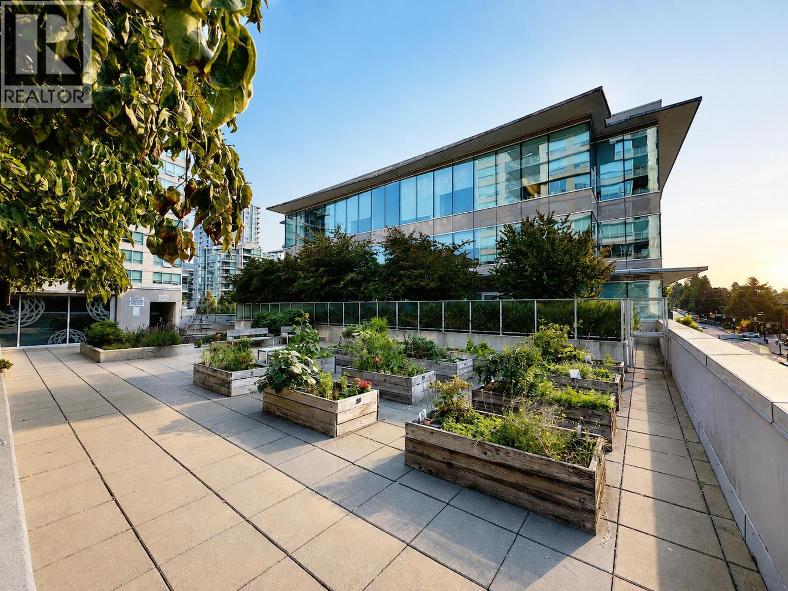 704 125 E 14TH STREET, North Vancouver