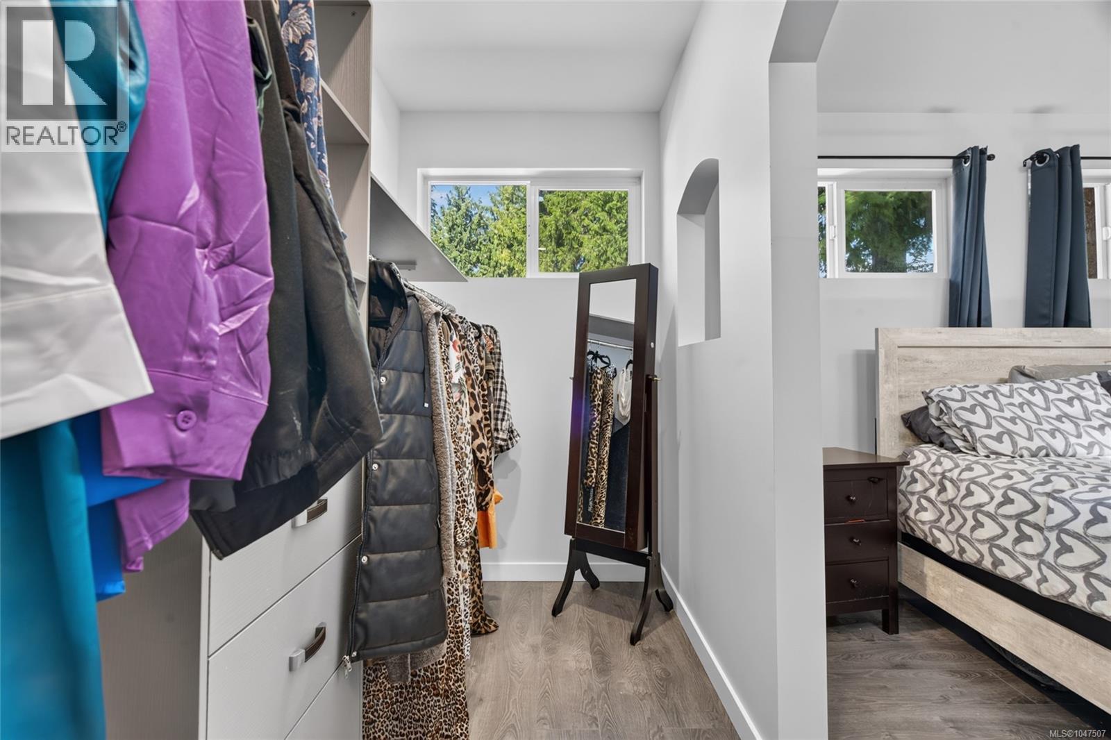 #48 2587 SELWYN Rd - 13