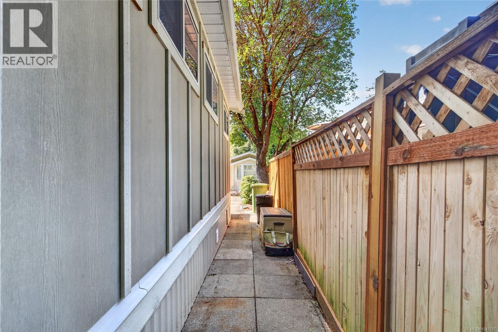 #48 2587 SELWYN Rd - 20