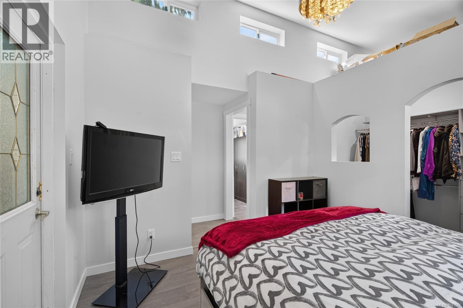 #48 2587 SELWYN Rd - 9