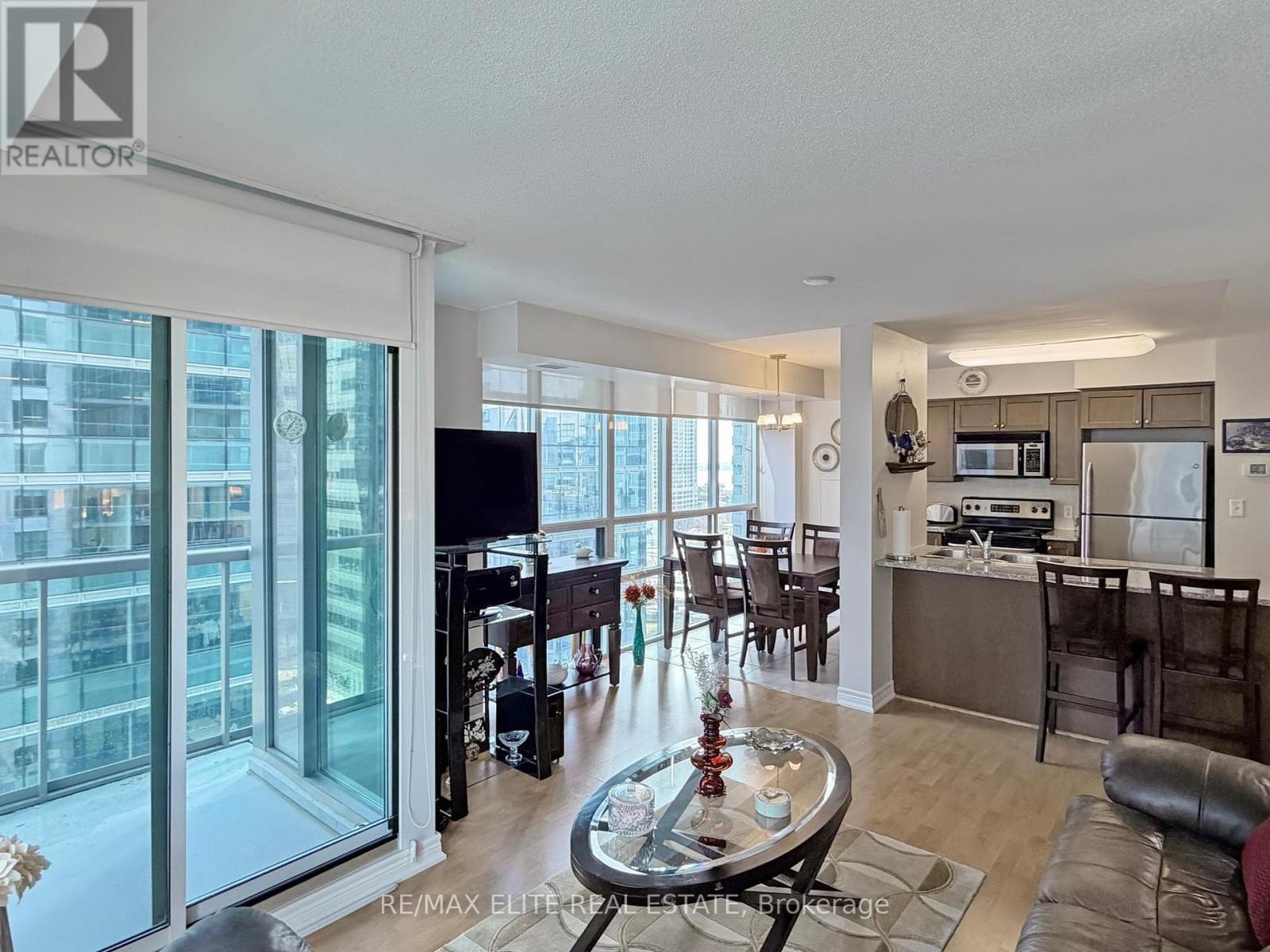 #1806 30 GRAND TRUNK CRESCENT - 18