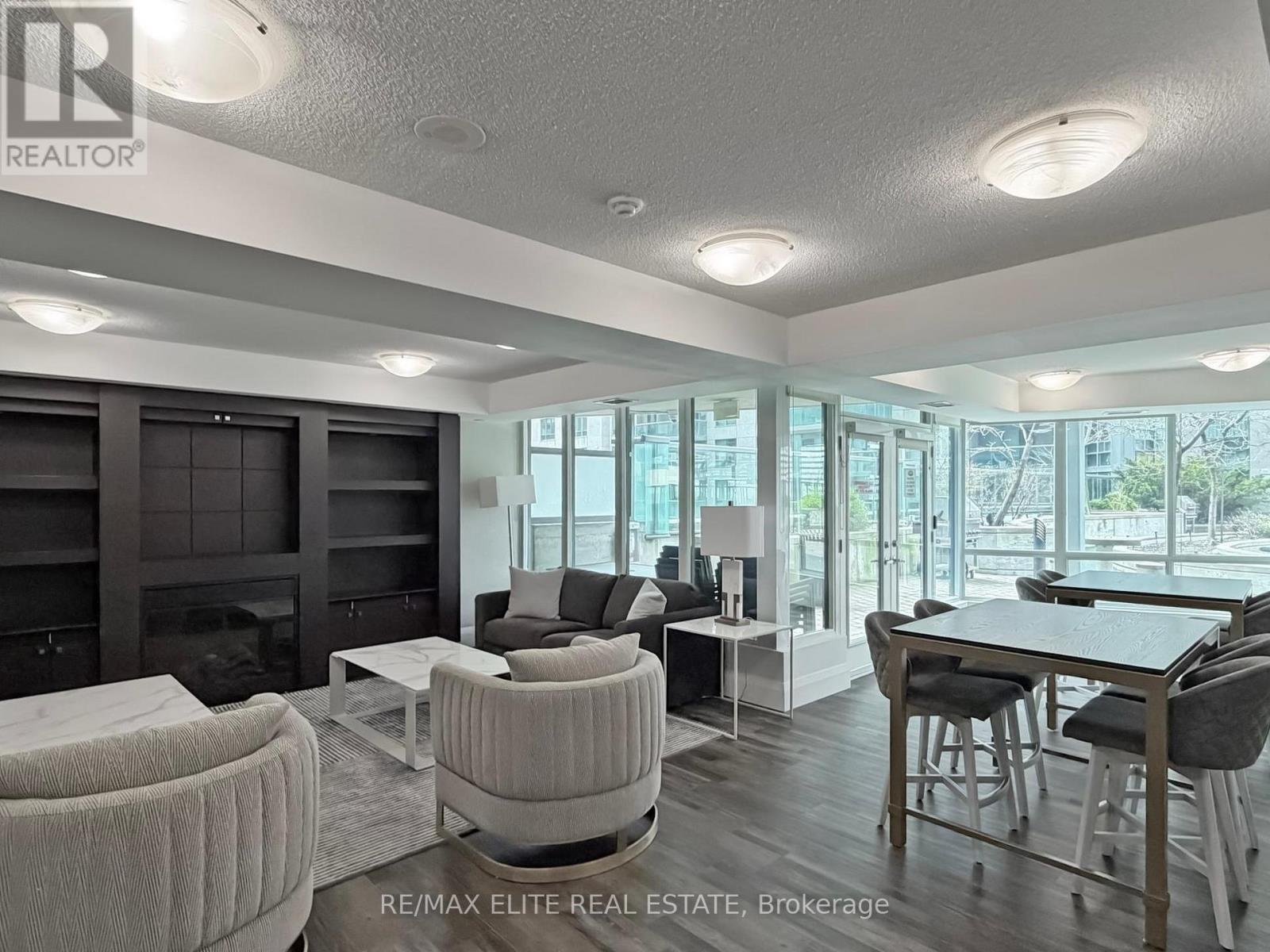 #1806 30 GRAND TRUNK CRESCENT - 34