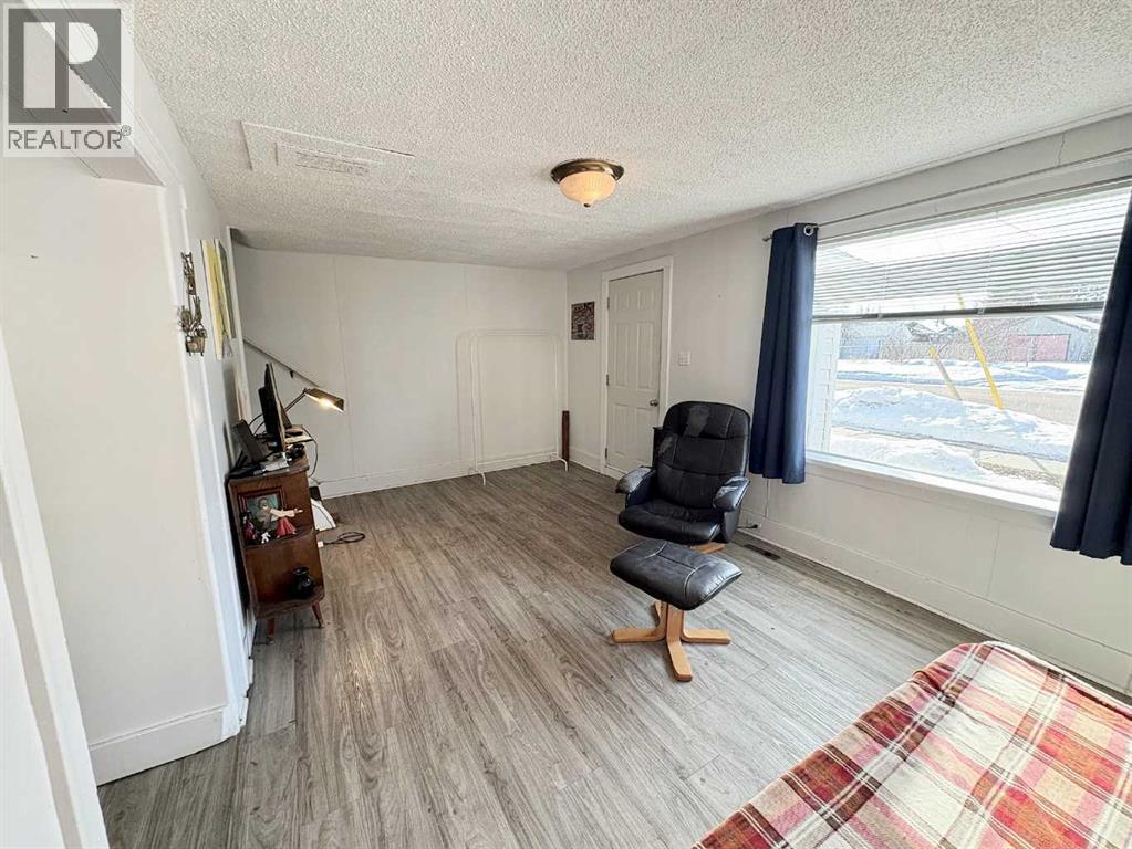 5310 46 Avenue - 4