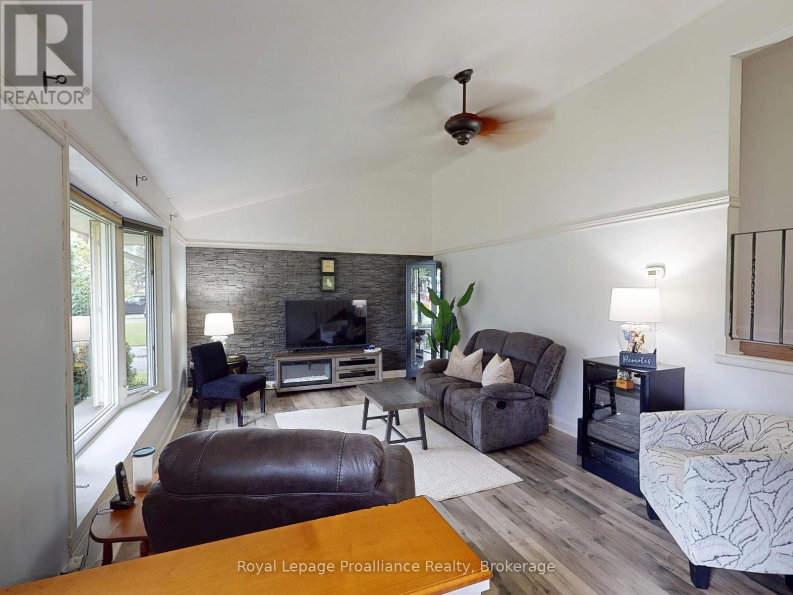 32 GLEN ROAD - 4