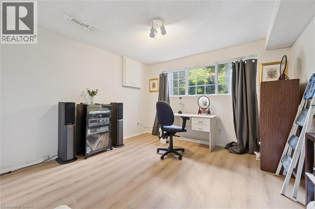 176 SANDFORD FLEMING Drive - Image 27