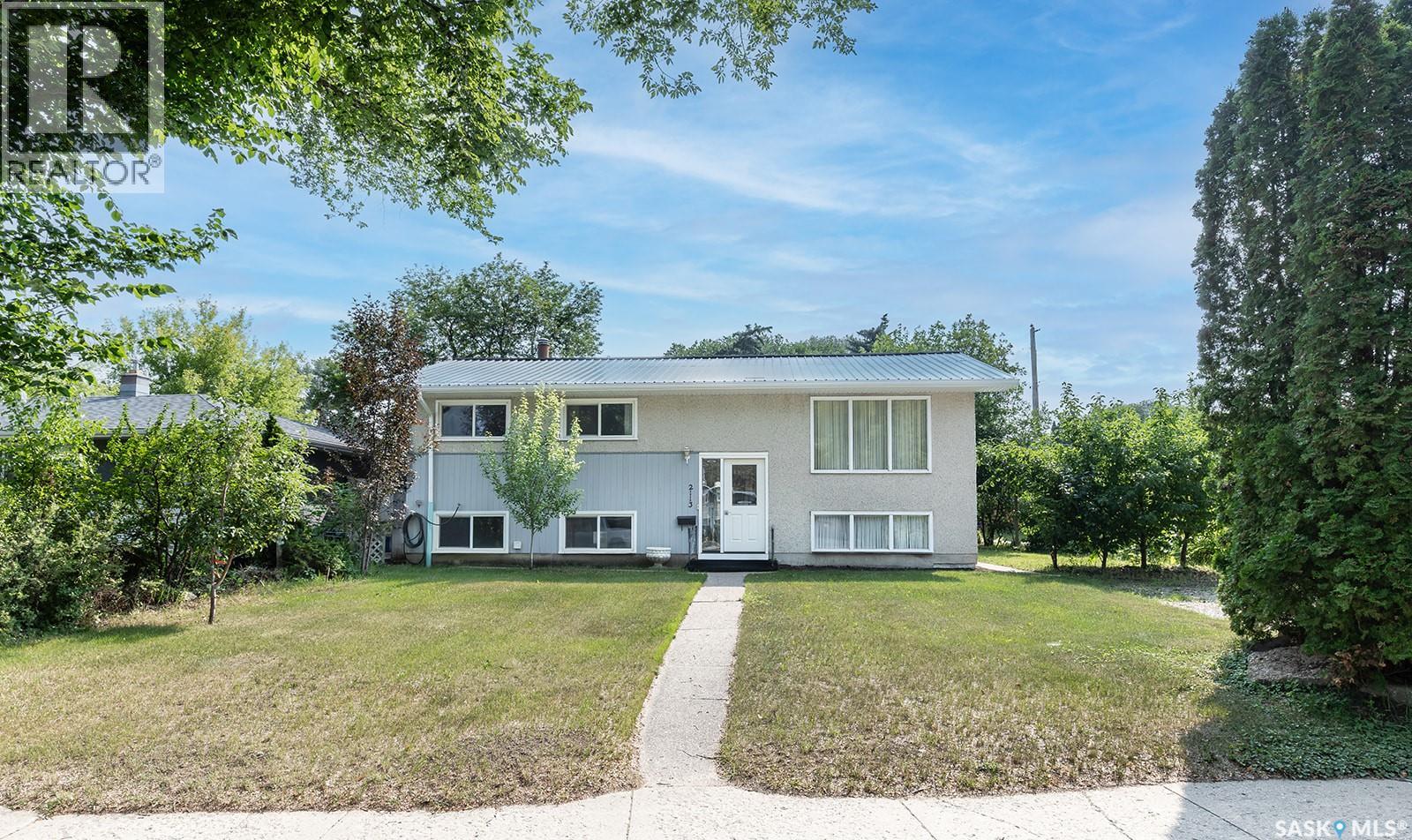 2113 Louise AVENUE - 1
