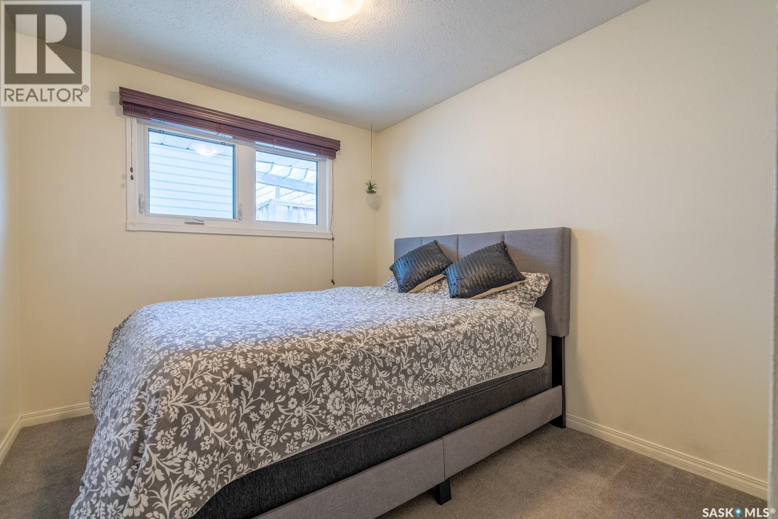 24 Mayfair CRESCENT - 13