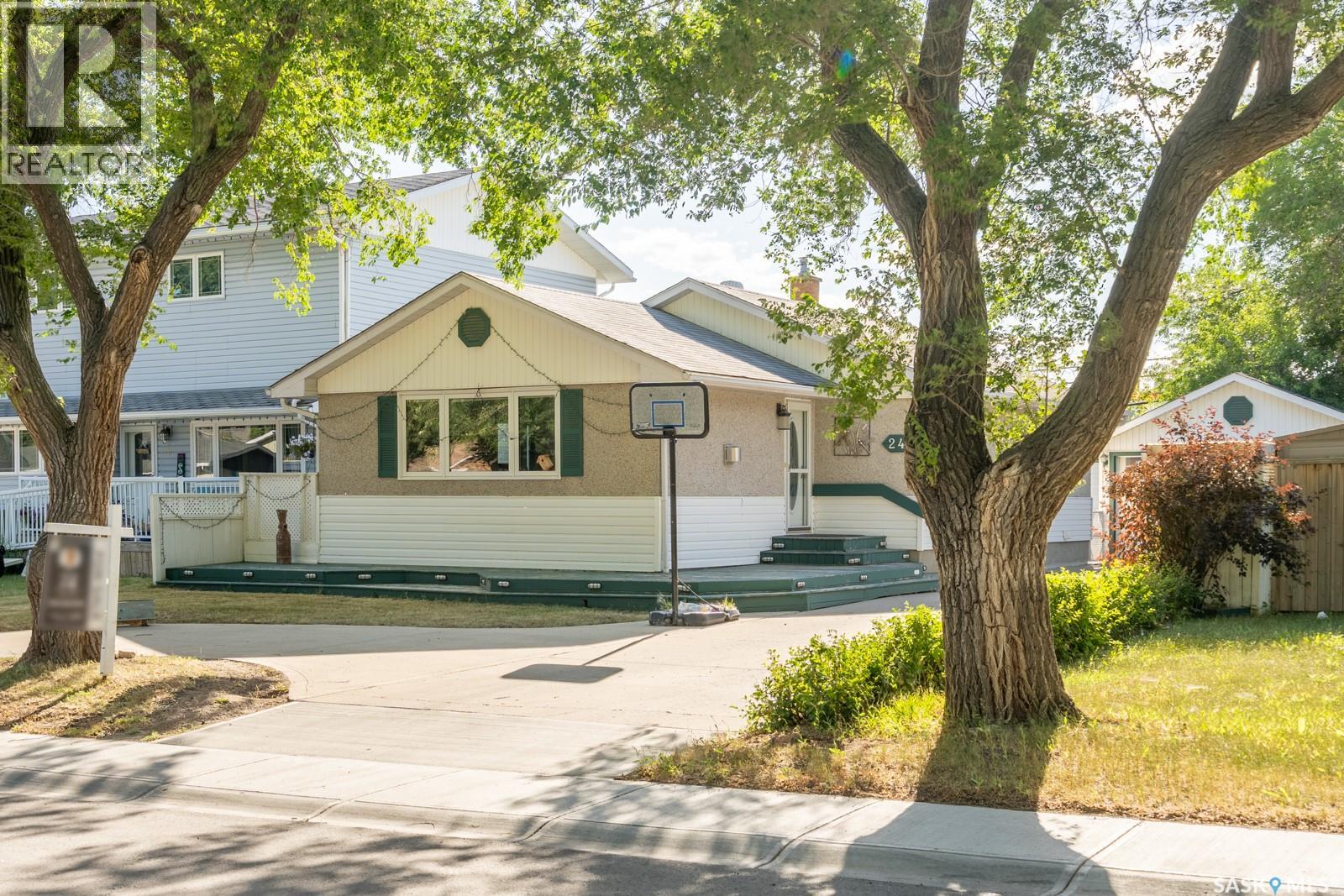 24 Mayfair CRESCENT - 2