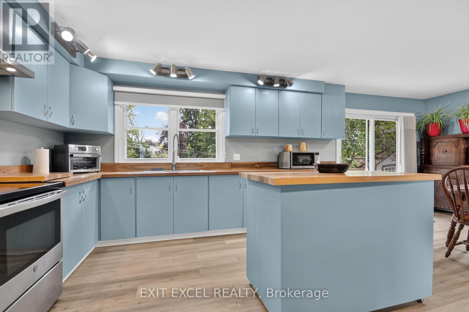 Updated kitchen w/ handcrafted counters