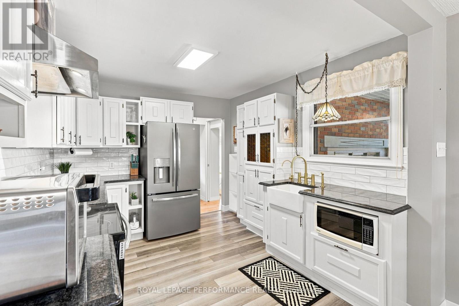 464 LAURIER STREET - Image 11