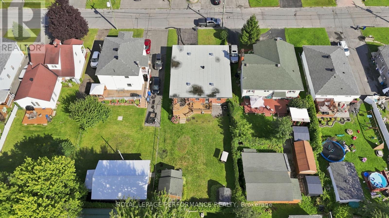 464 LAURIER STREET - Image 32