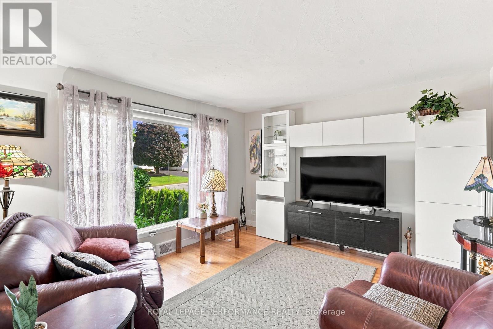 464 LAURIER STREET - Image 8