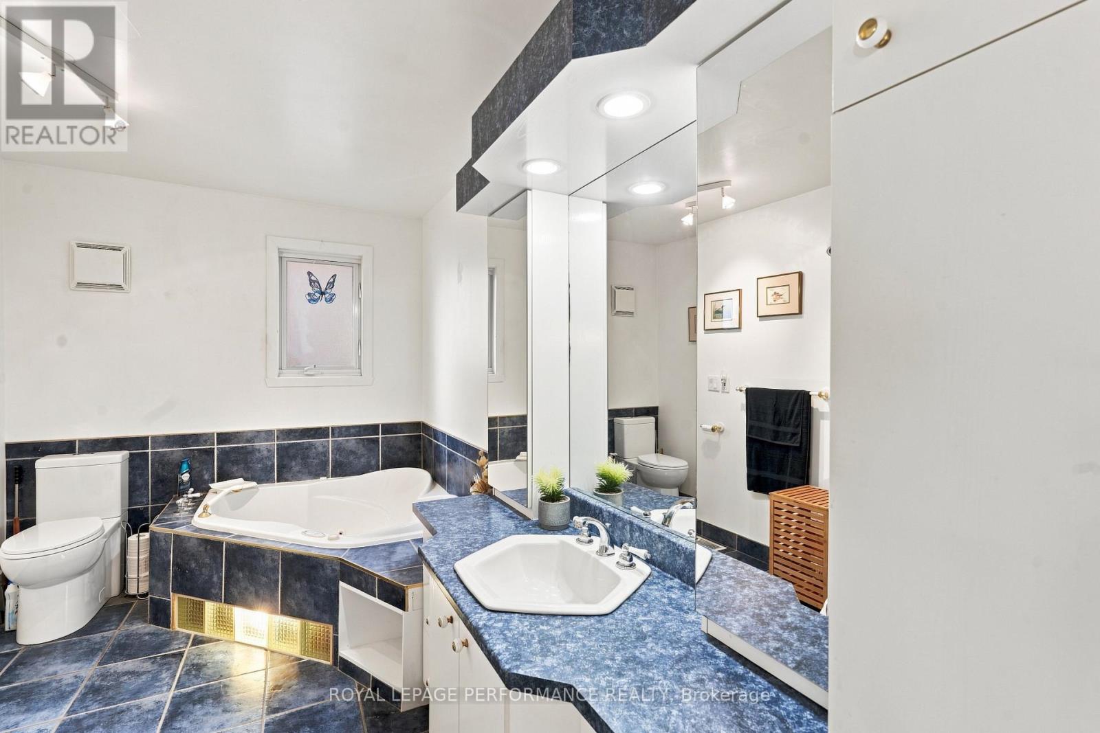464 LAURIER STREET - 9