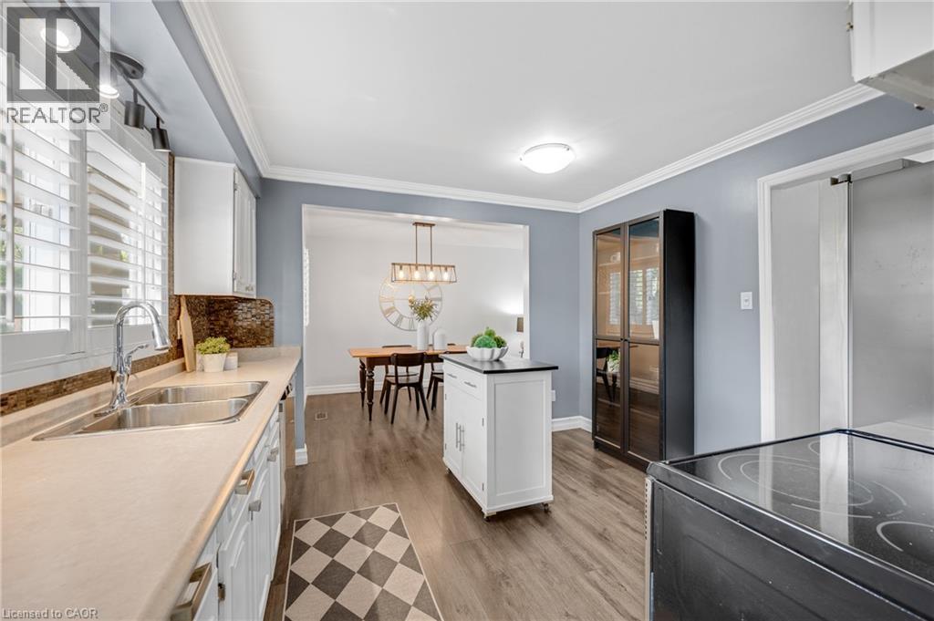 5073 QUEEN'S Court - 11