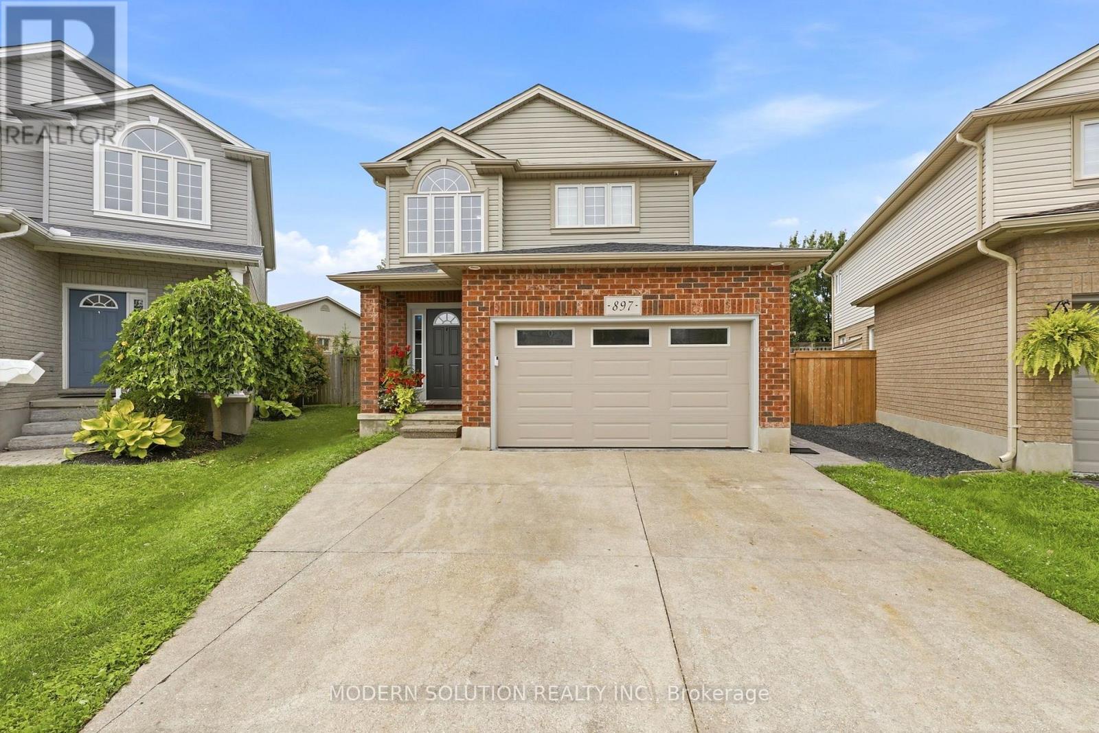 897 BRADSHAW CRESCENT - 1