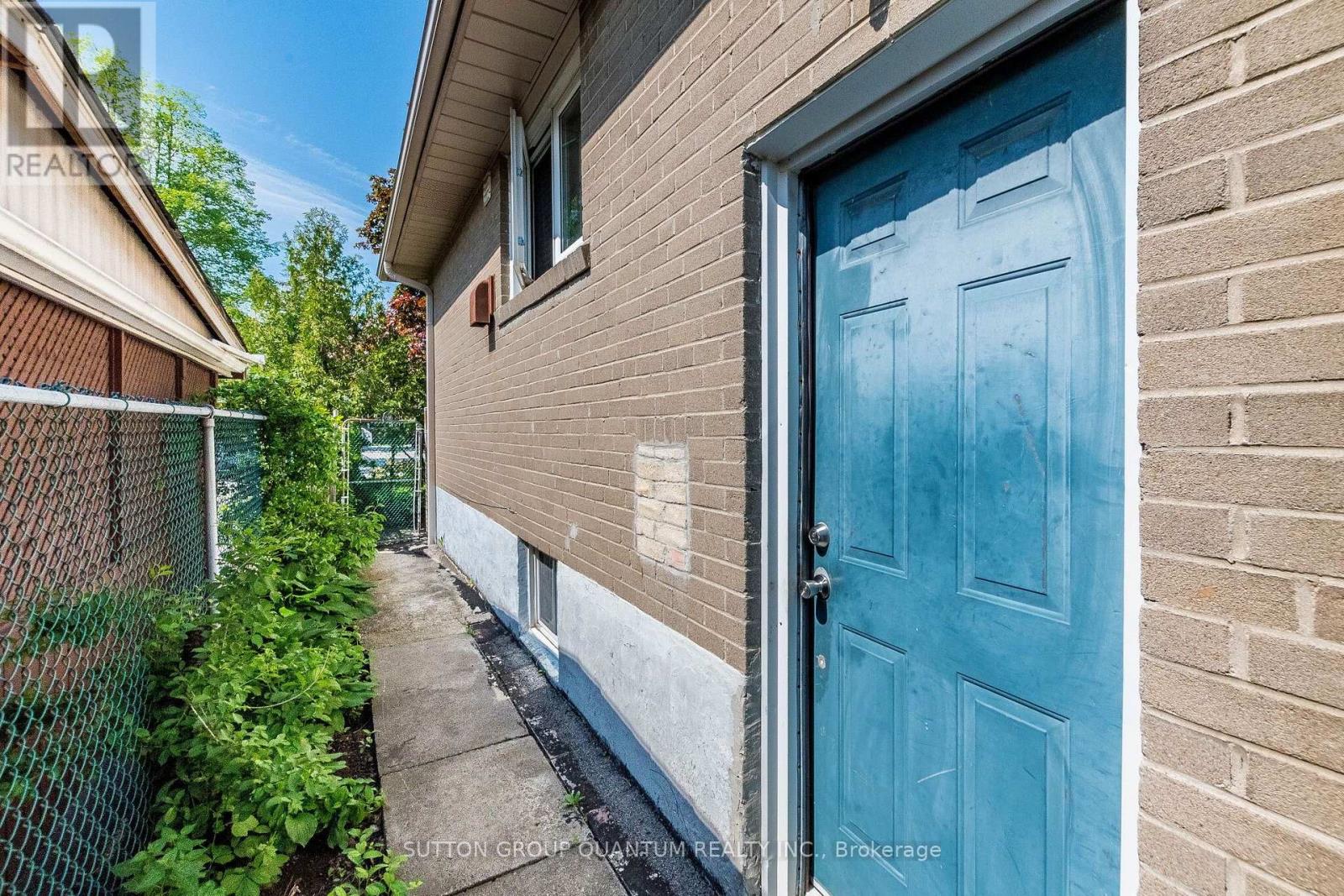 1293 DAIMLER ROAD - 38