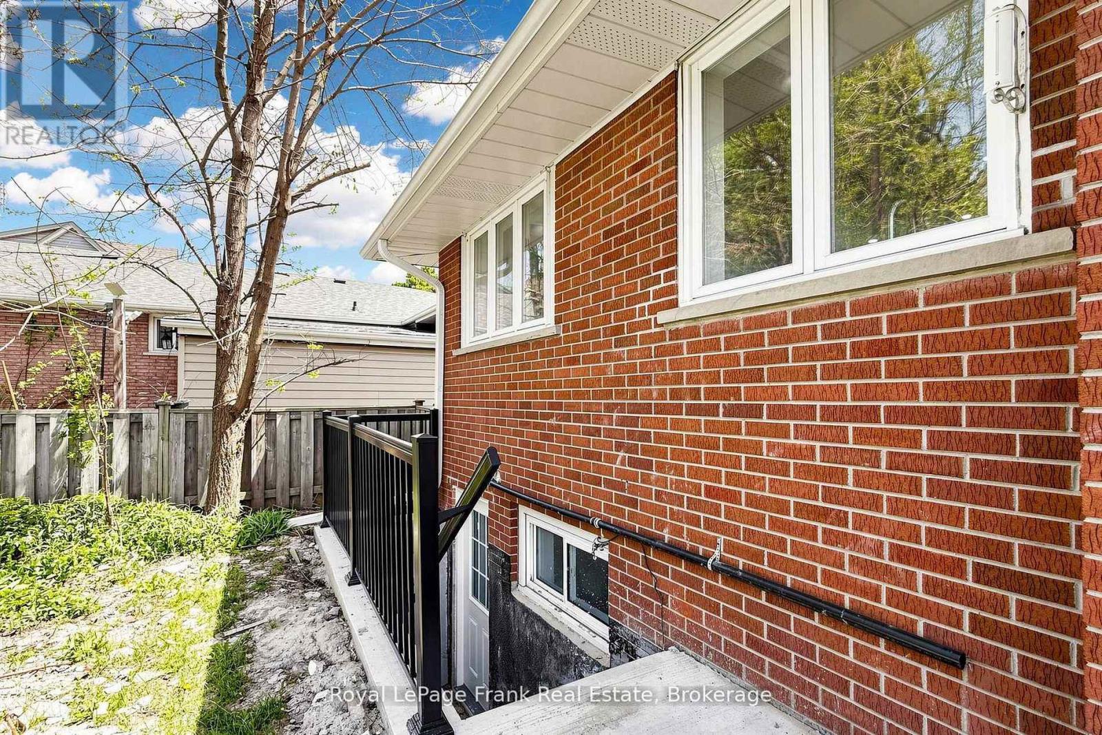344 ROSSLAND ROAD E - 43