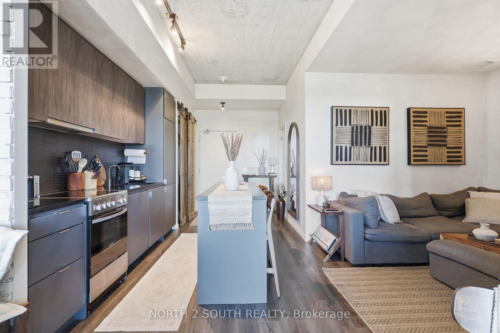 #717 7 SMITH CRESCENT - Image 3
