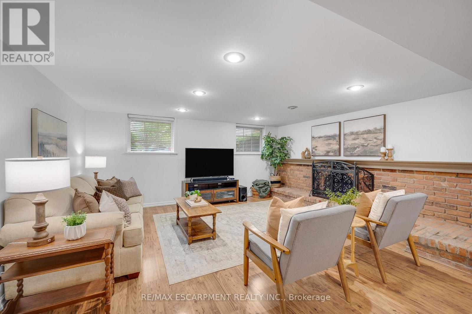 5073 QUEEN'S COURT - 21