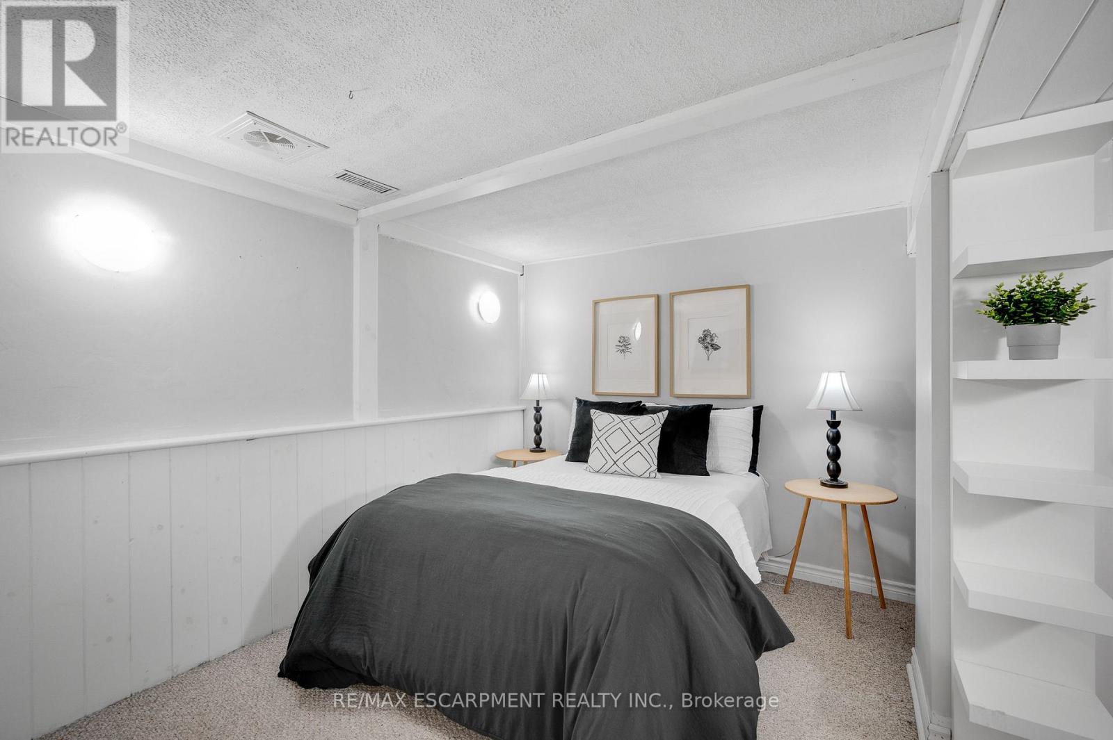 5073 QUEEN'S COURT - 28