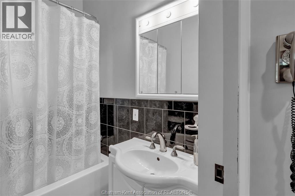 203 Talbot STREET East - 25
