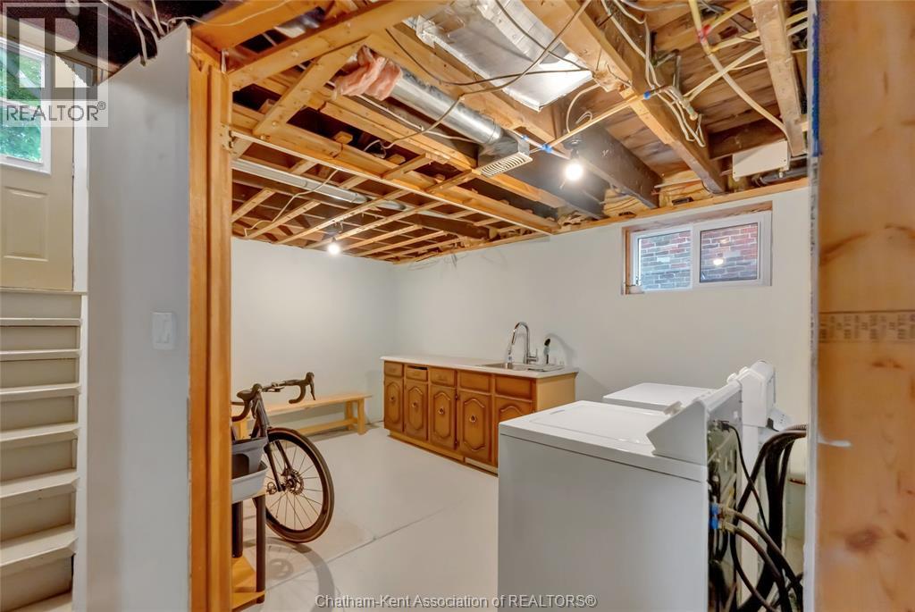 203 Talbot STREET East - 40