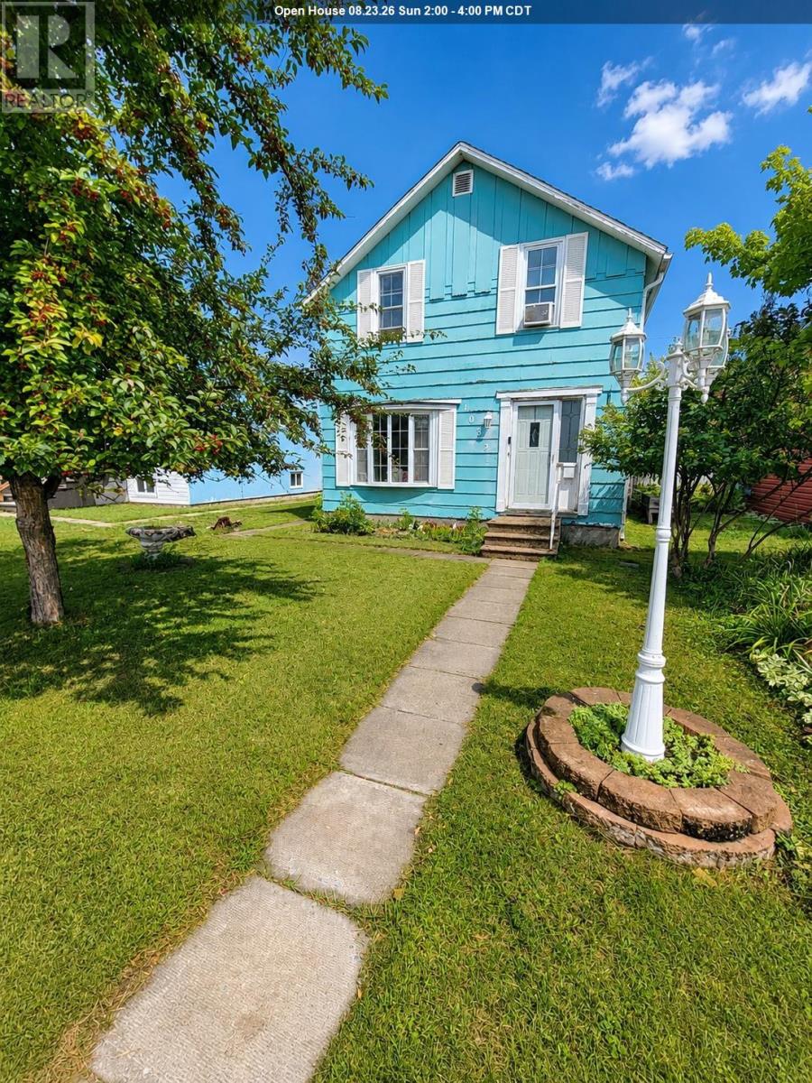 1032 Third St E - 1