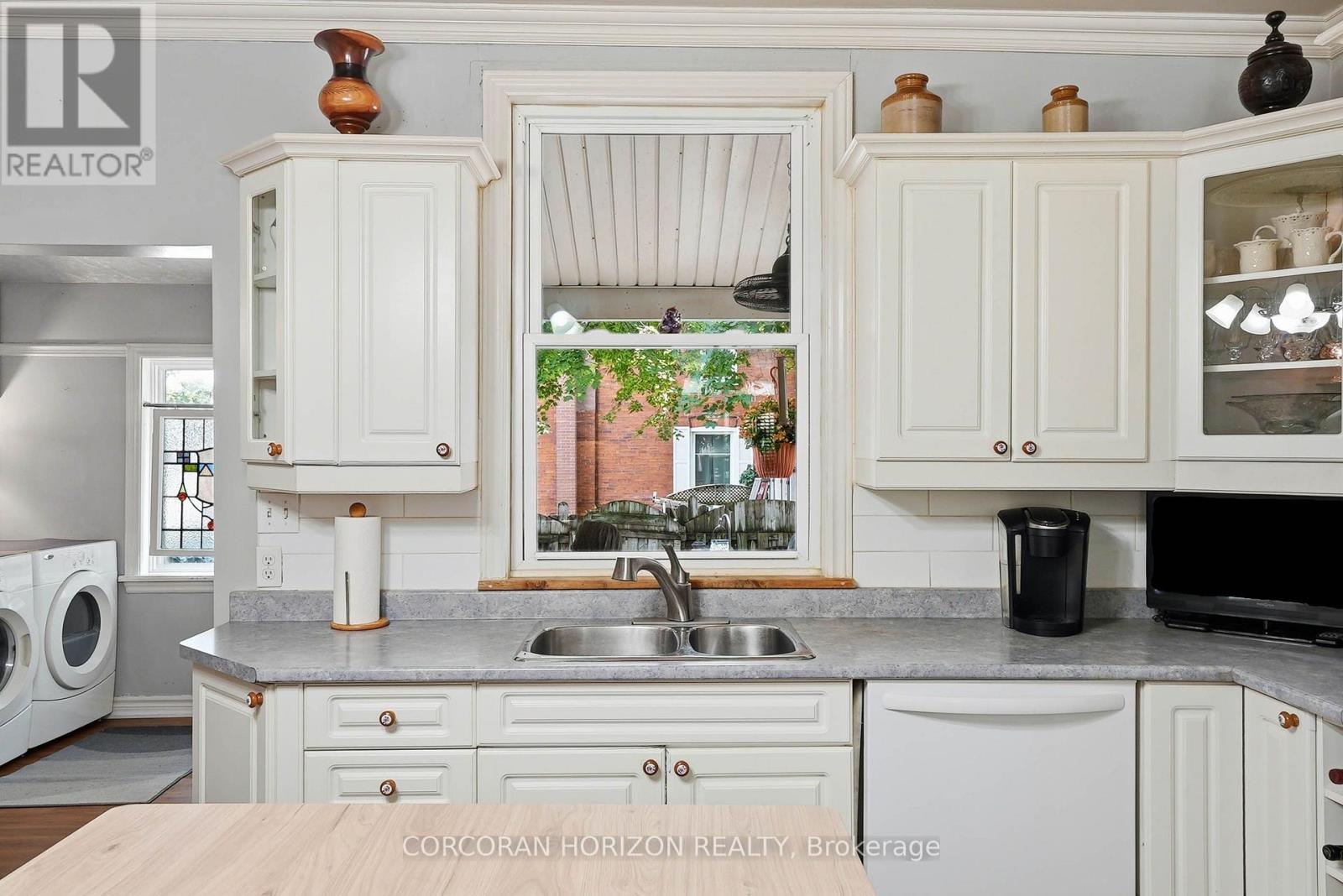 153 MONTROSE STREET N - Image 11
