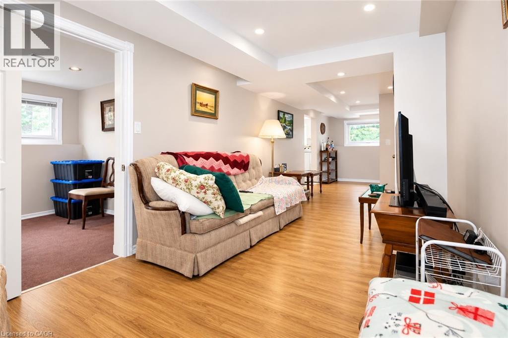14 BERKLEY Crescent - 16