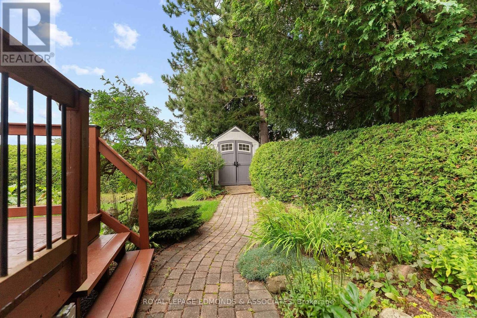 105 ELLIS AVENUE - 32