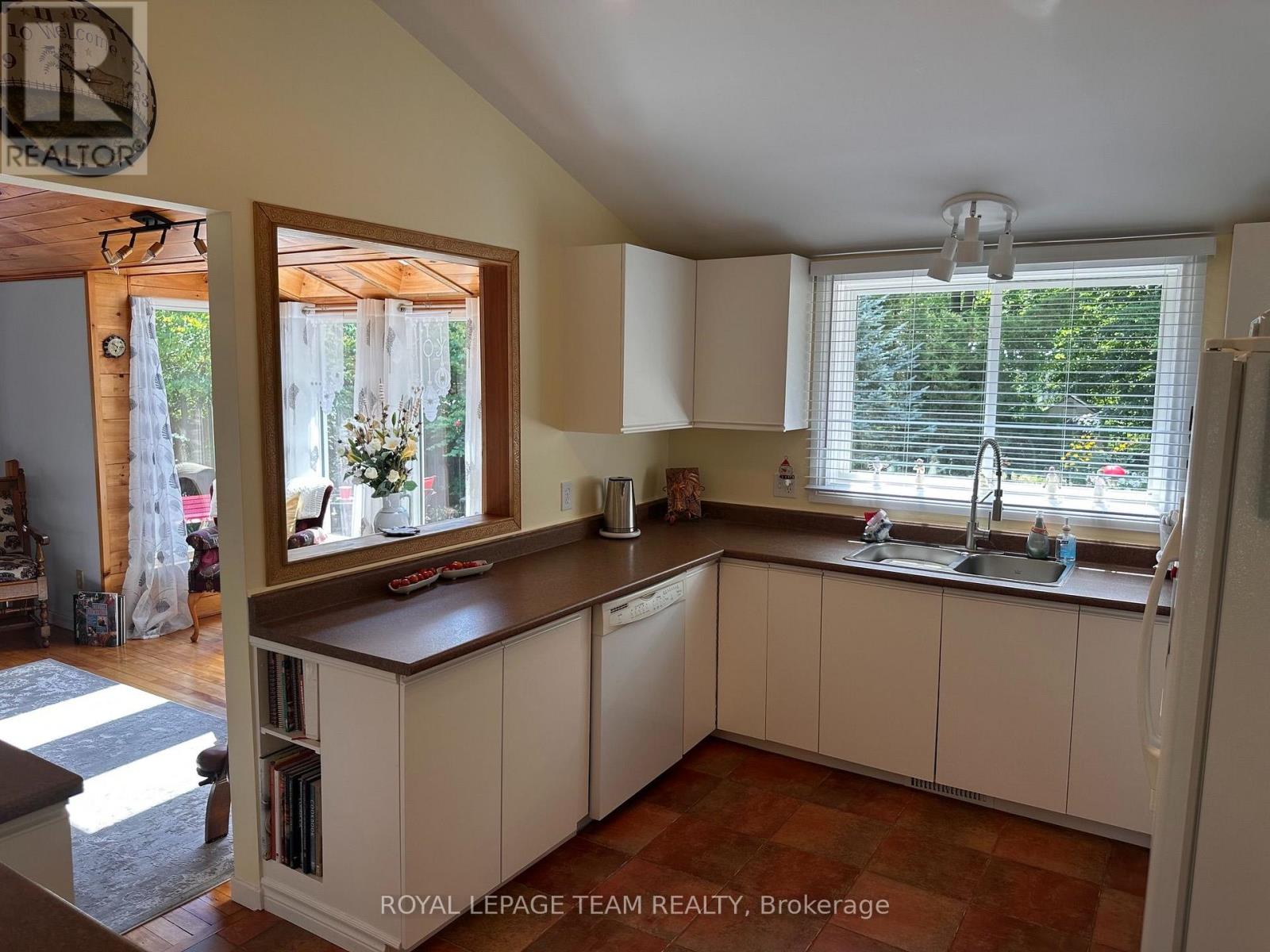 1663 CHRISTINA CRESCENT - Image 9