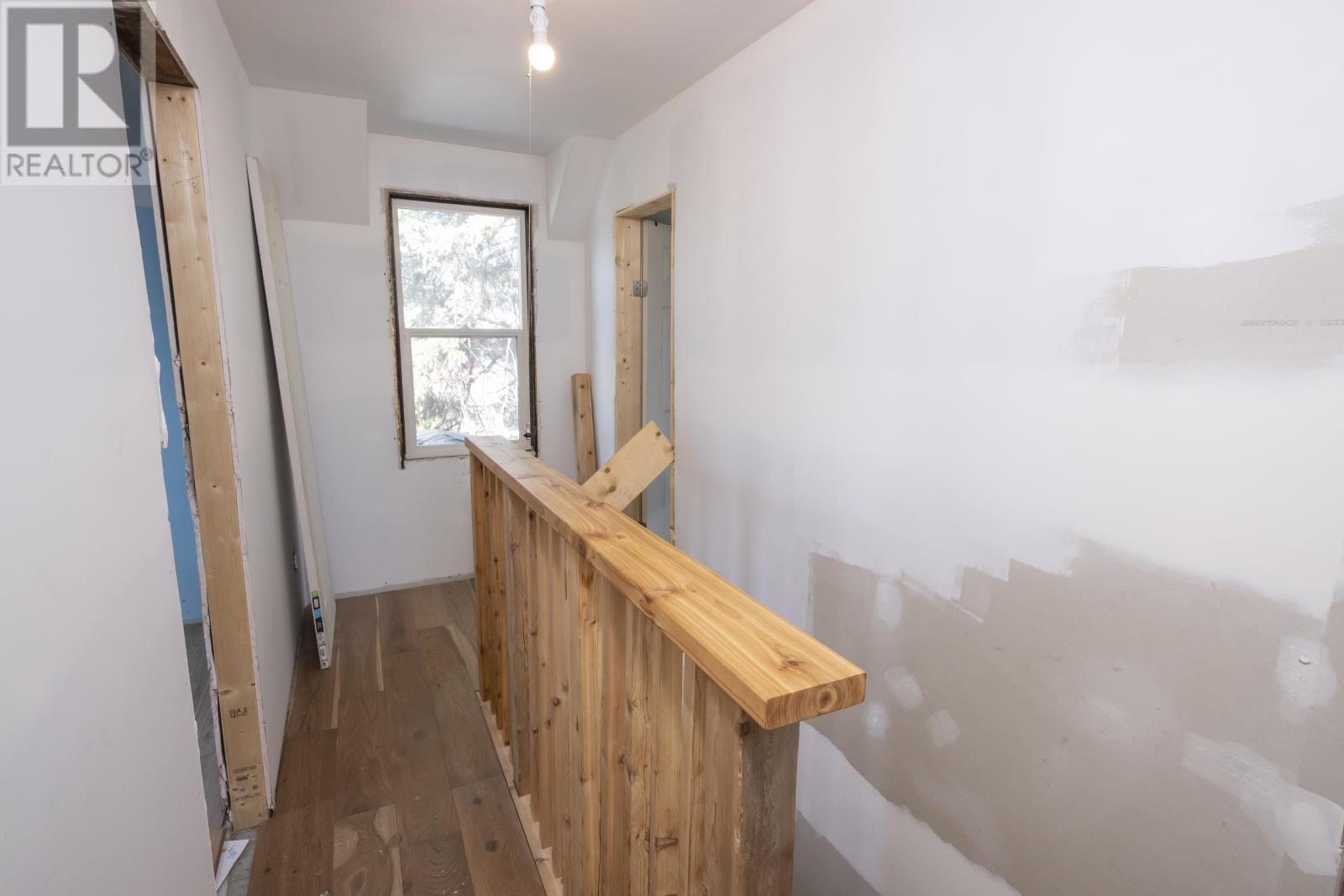 73 EMPRESS AVE N - Image 32