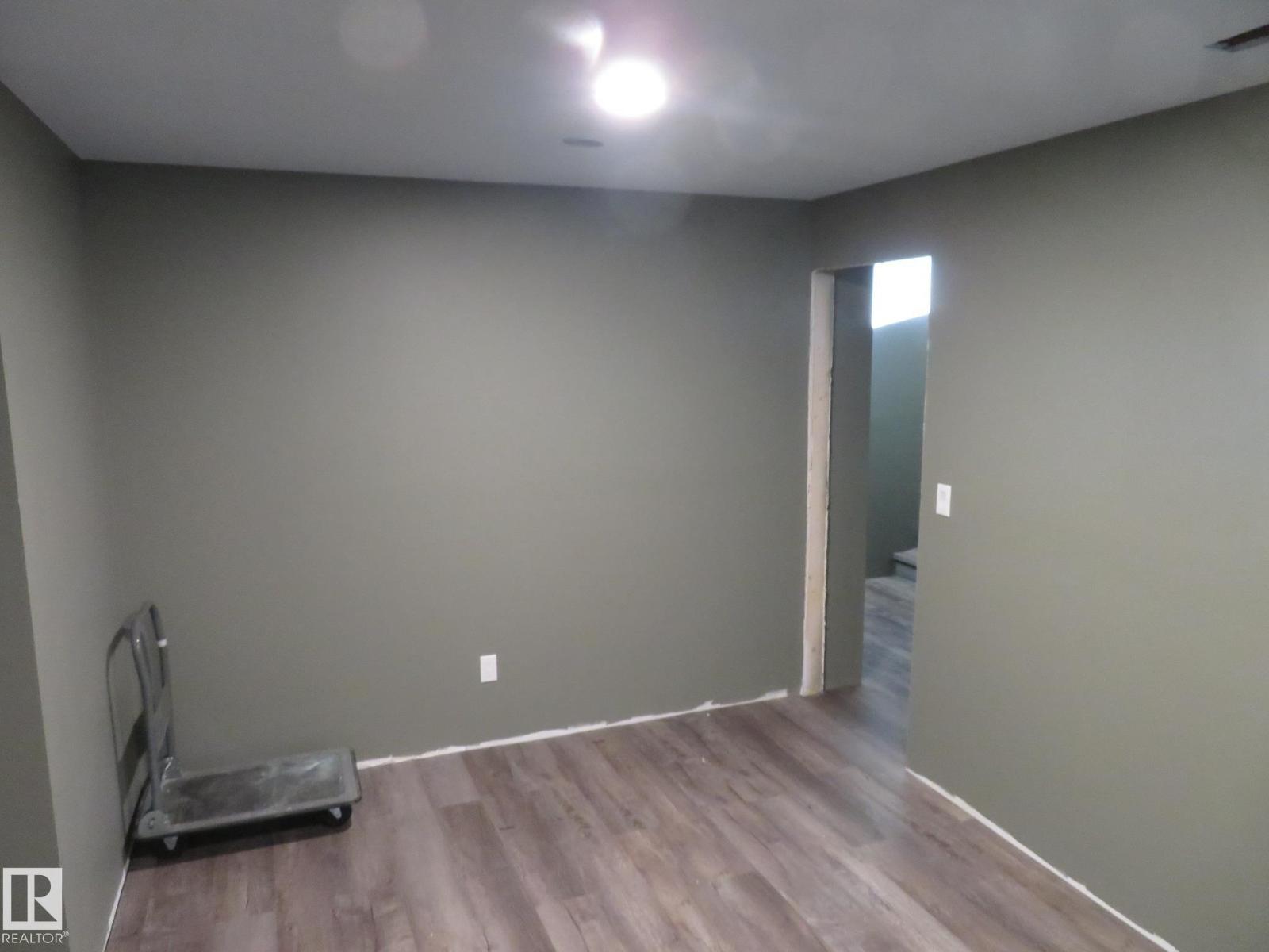 18 CONNOR LN - 24