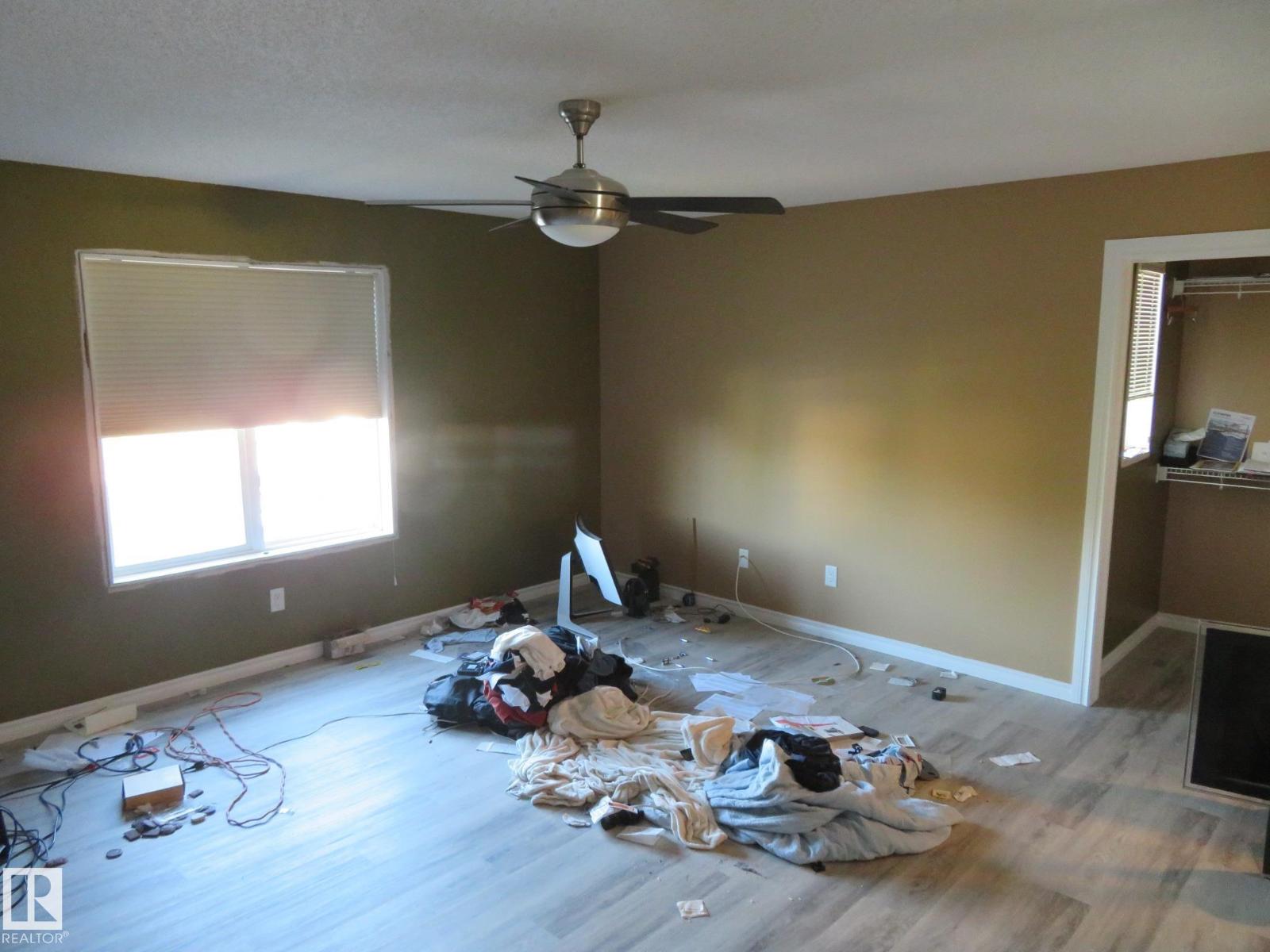 18 CONNOR LN - 20