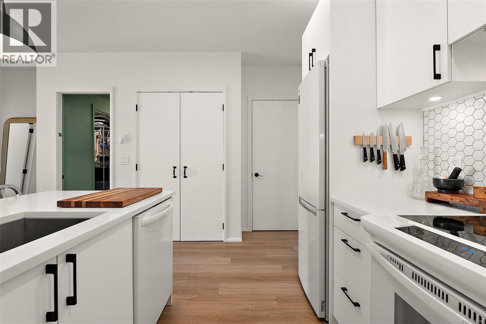 #203 2348 Beacon Ave - 5