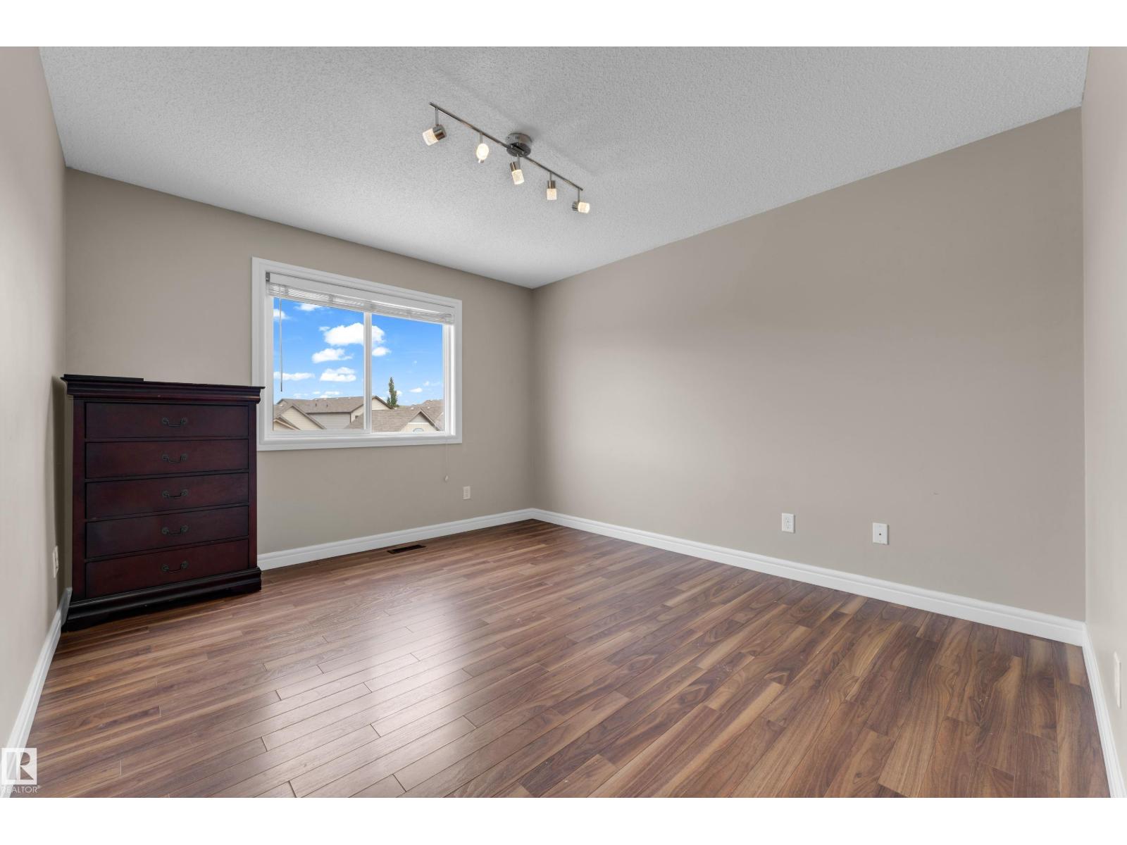 5608 17 AV SW - Image 18