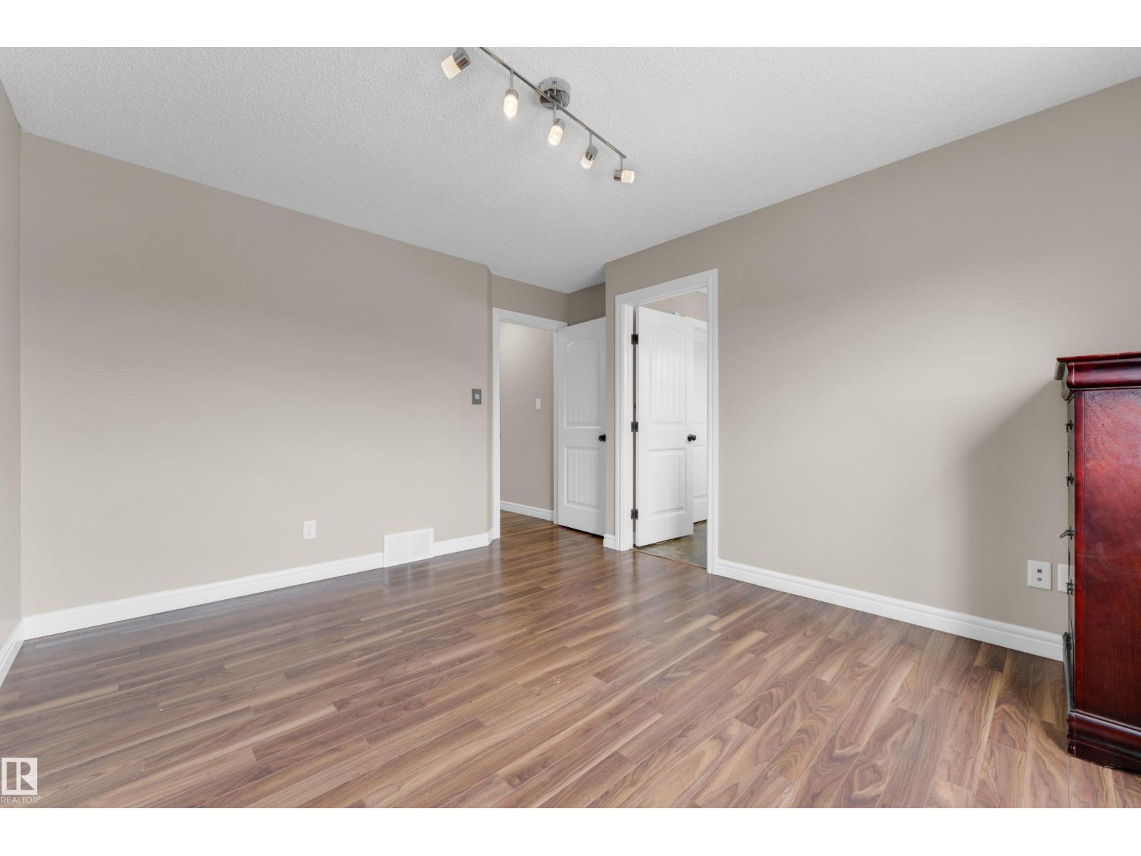 5608 17 AV SW - Image 19