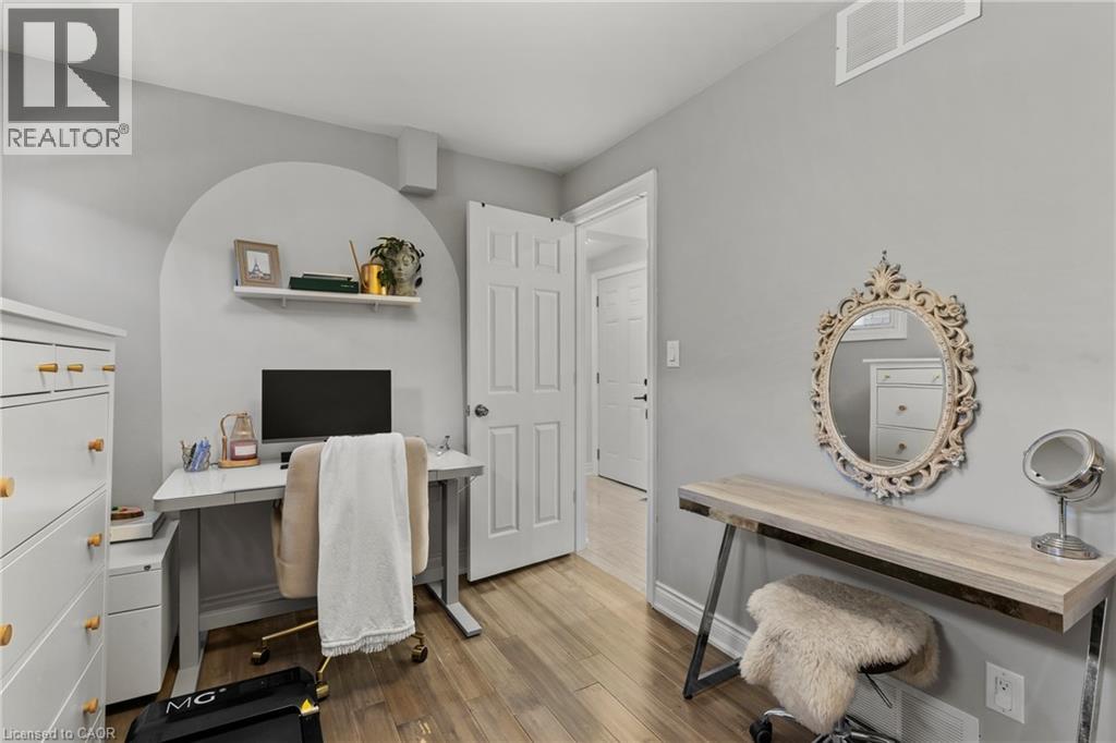 15 GLASSCO Avenue S - 22