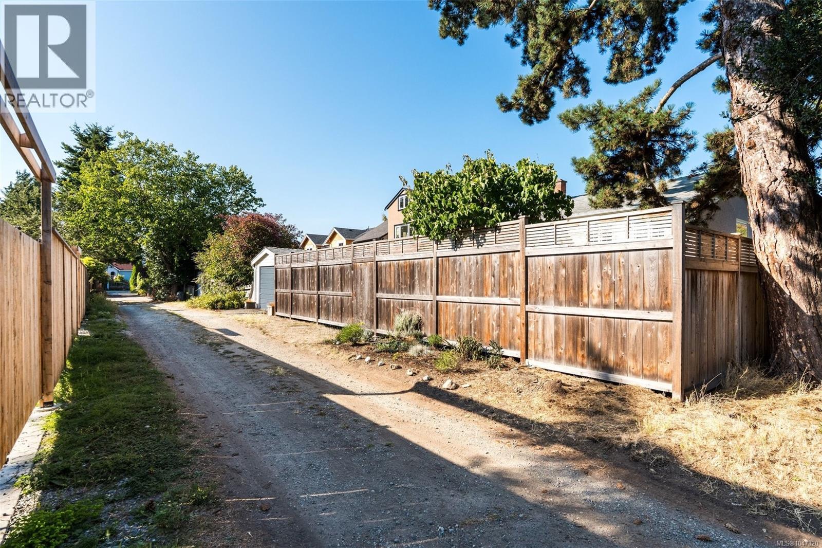 1050 Deal St - 33