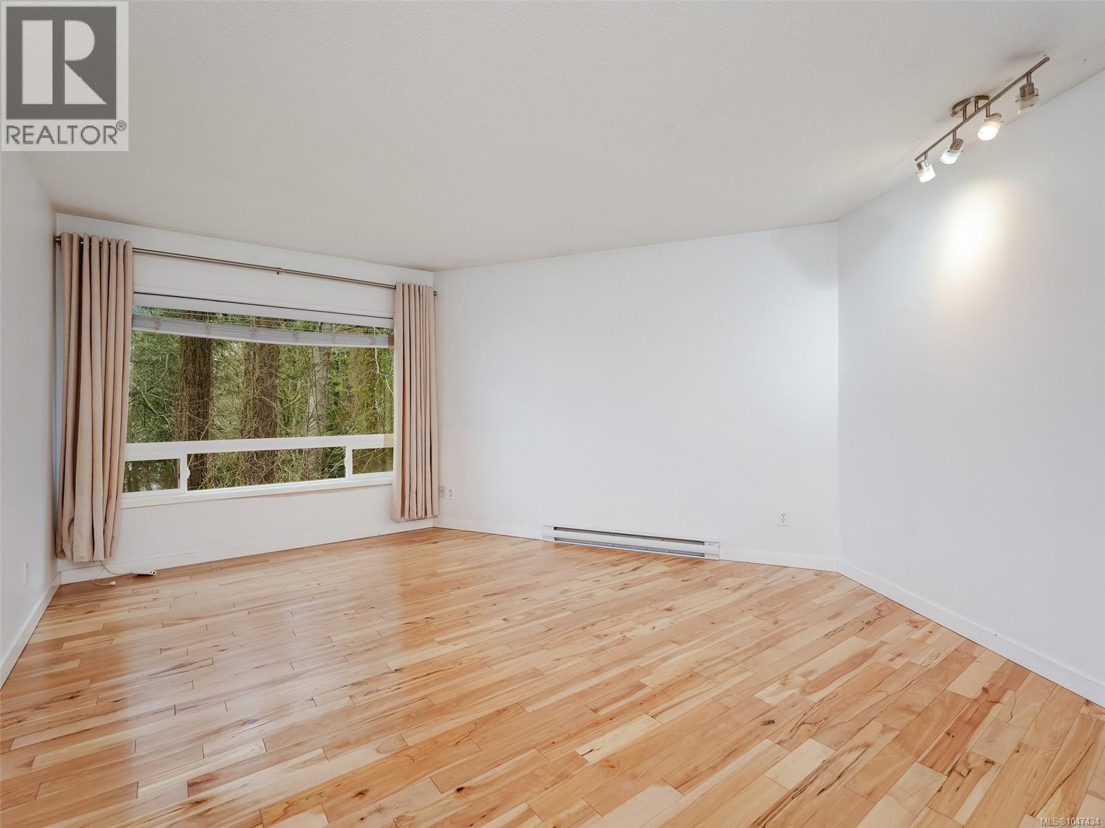 4553 Cordova Bay Rd - Image 15