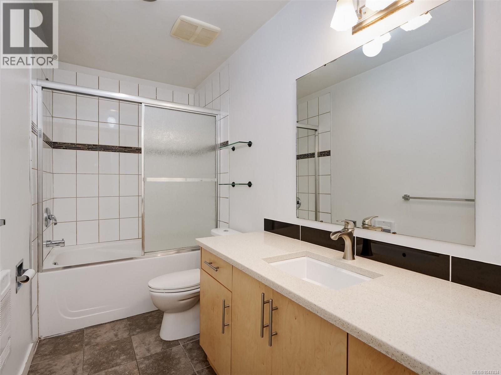 4553 Cordova Bay Rd - Image 17
