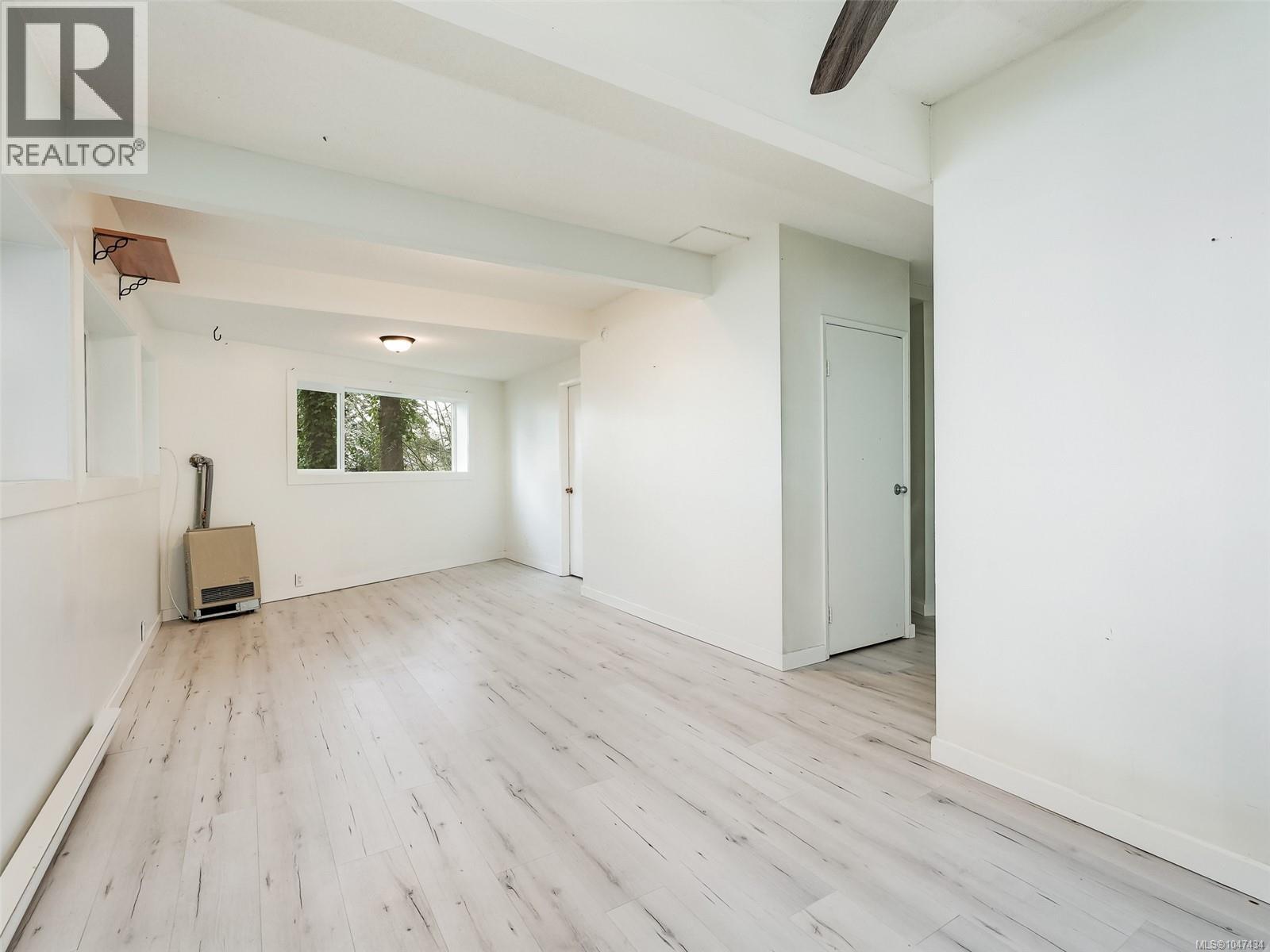 4553 Cordova Bay Rd - 23