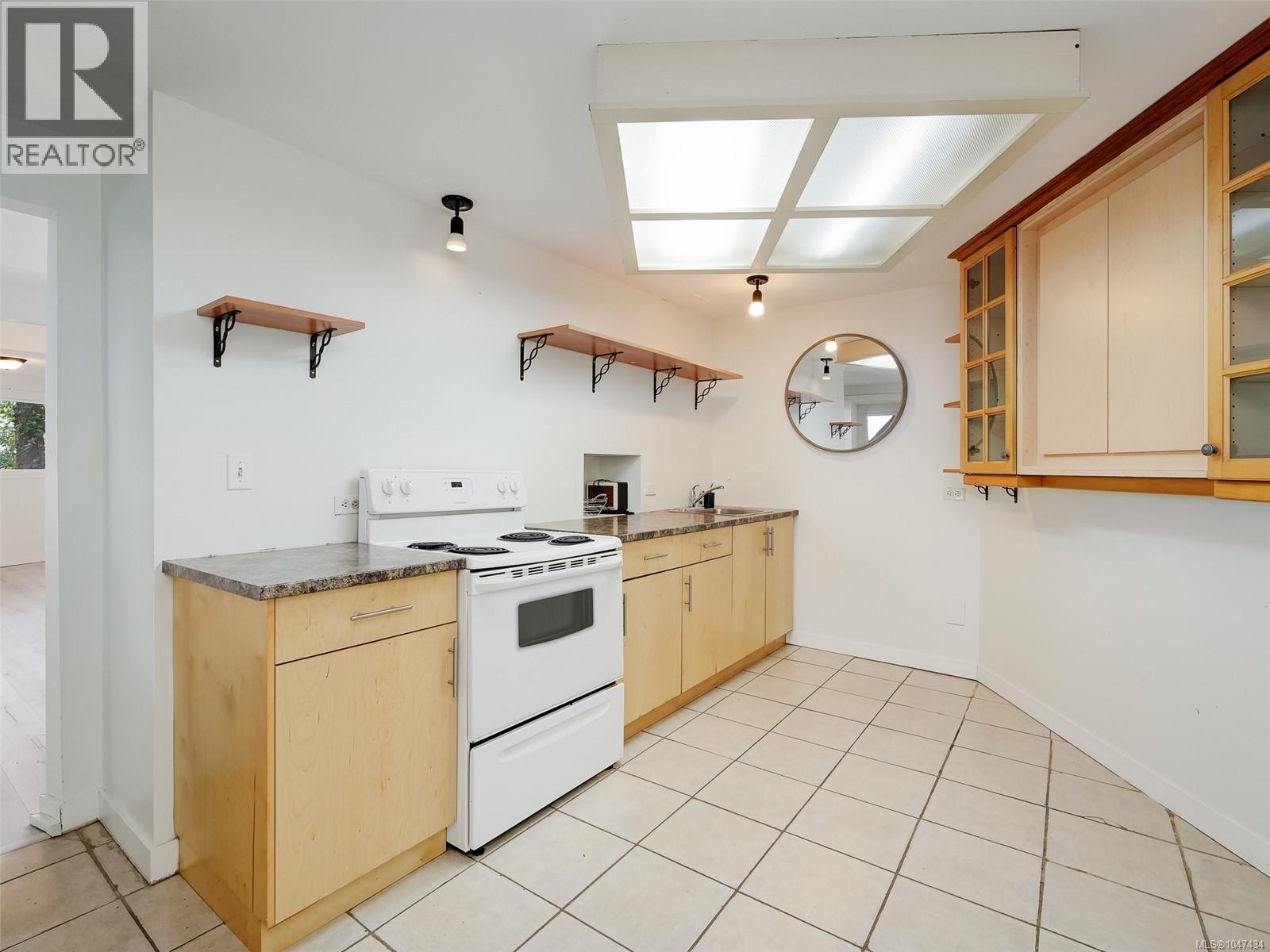 4553 Cordova Bay Rd - 24