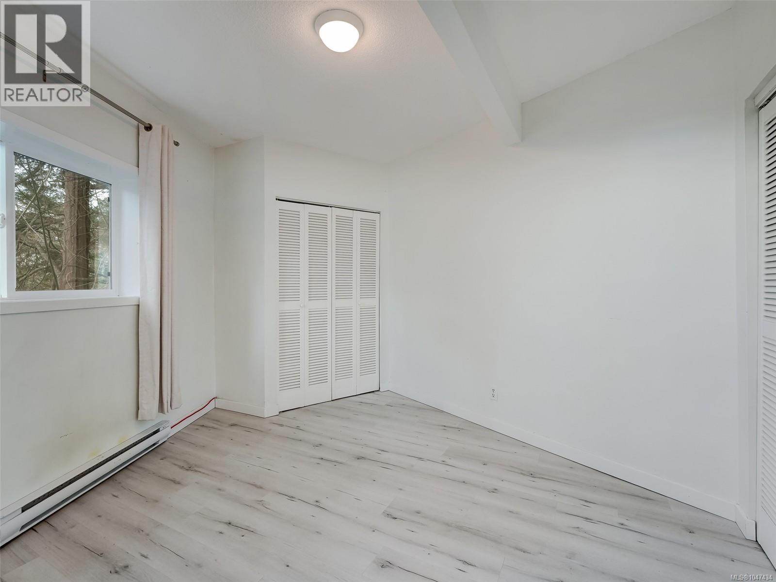 4553 Cordova Bay Rd - 25